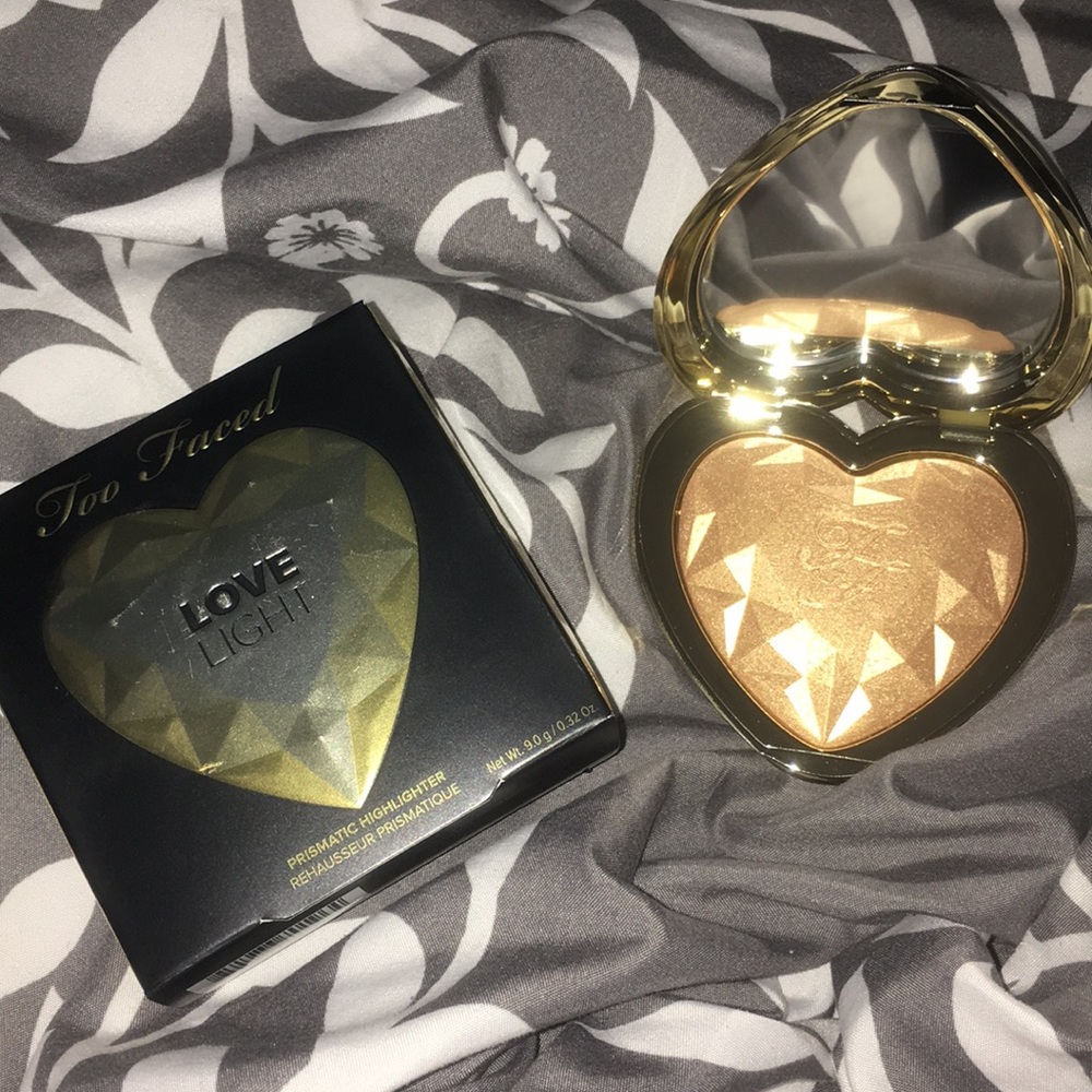 TOO FACED love light highlighter